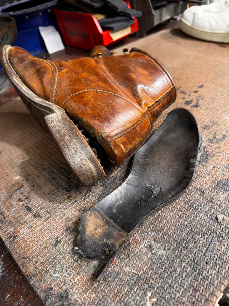 Talon Arraché, structure détruite. Photo avant reconstruction Chaussures Red Wing blacksmith arrivées à l'atelier avec le Talon Arraché et structure intérieure détruite
