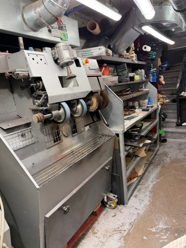 Finition des chaussures Machine de finition avec système d'aspiration toxiques et poussières