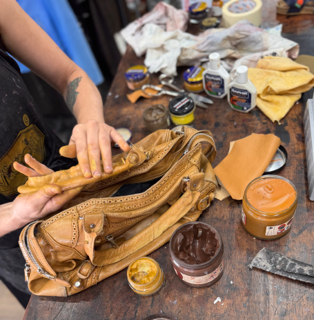 Réparation artisanale d'un sac Balenciaga