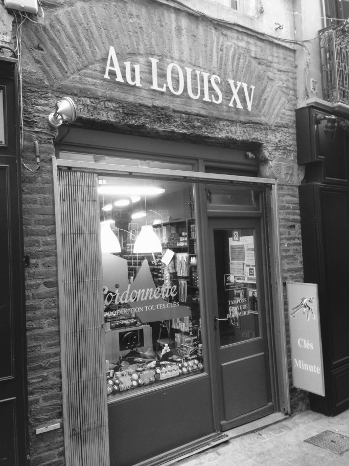 Les débuts de la cordonnerie au Louis XV à Perpignan Ancienne boutique de la cordonnerie Au Louis XV rue des trois Journées à Perpignan